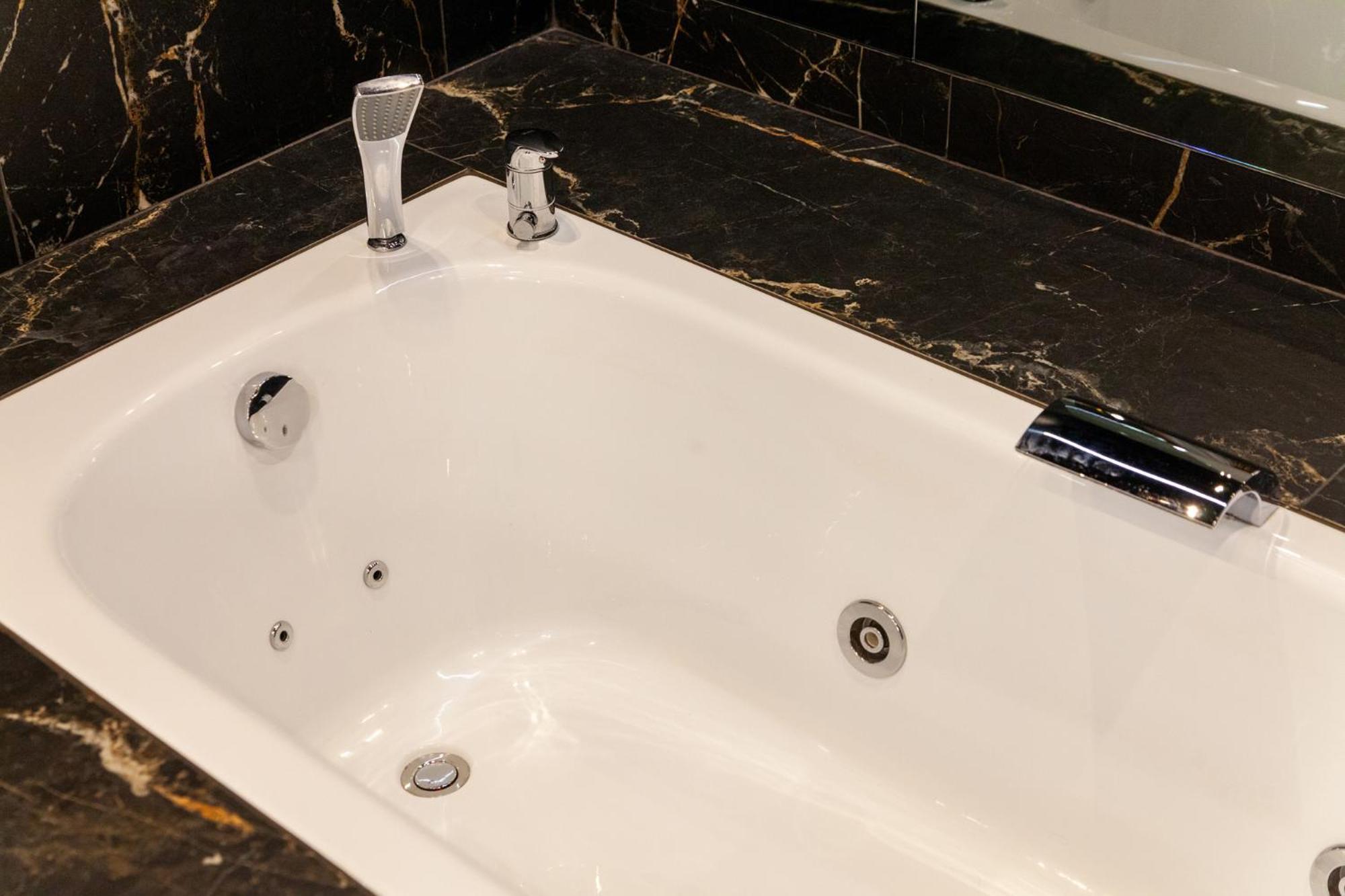 Leogrand Jacuzzi On Malaniuka 2